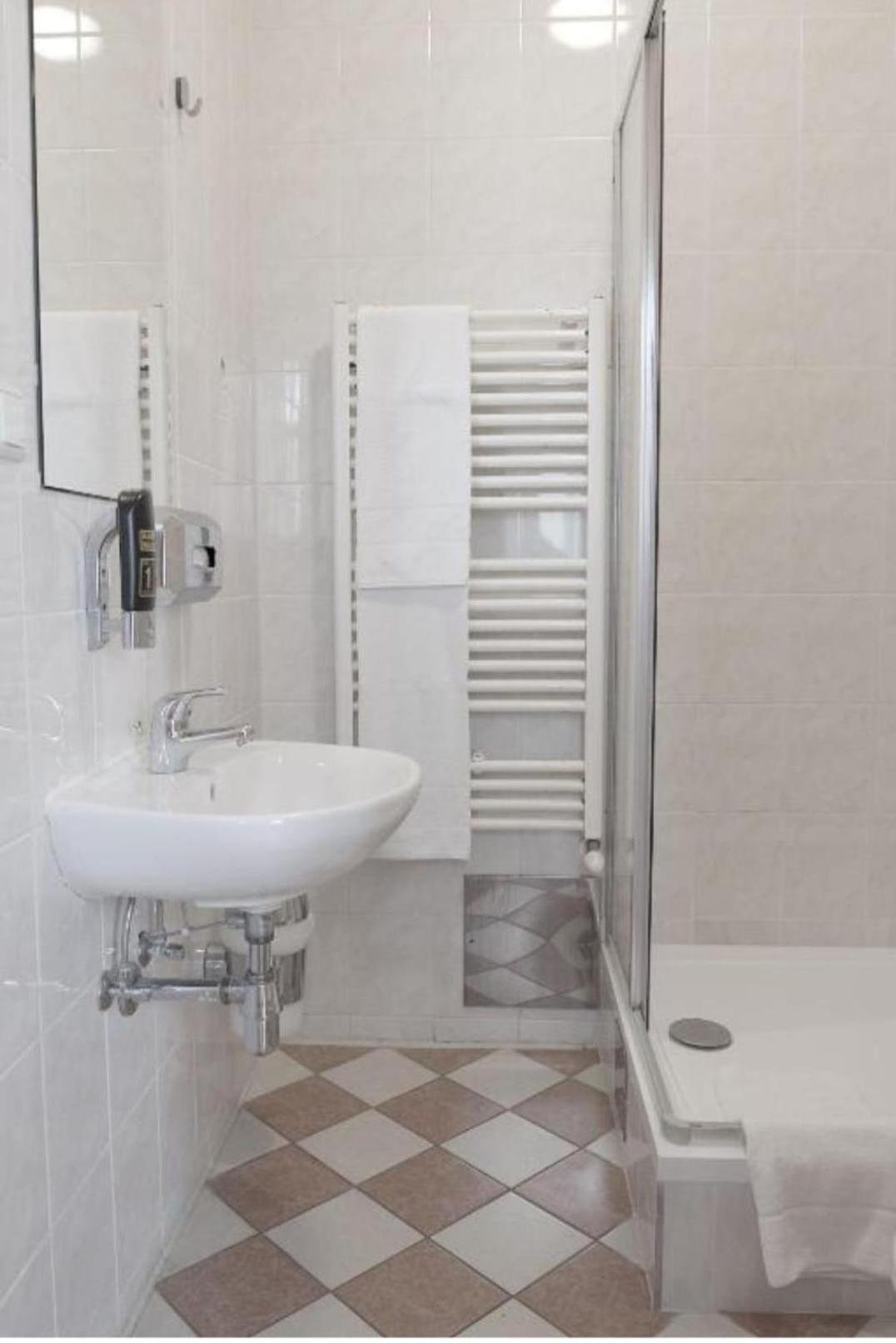 Hotel Pension Arpi Виена Екстериор снимка