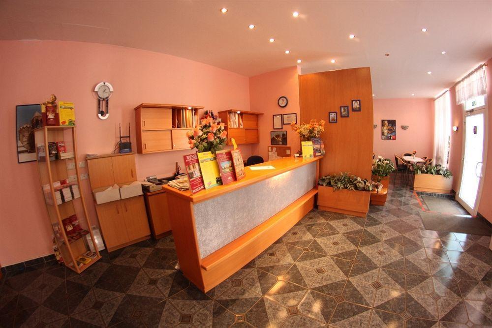 Hotel Pension Arpi Виена Екстериор снимка