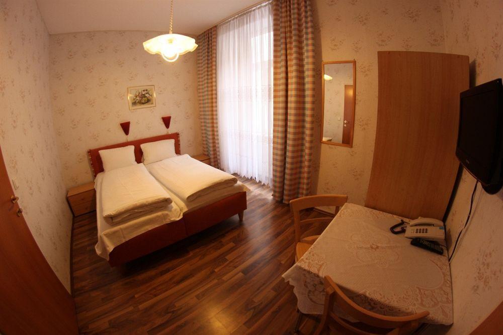 Hotel Pension Arpi Виена Екстериор снимка