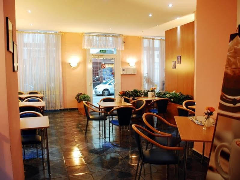 Hotel Pension Arpi Виена Екстериор снимка