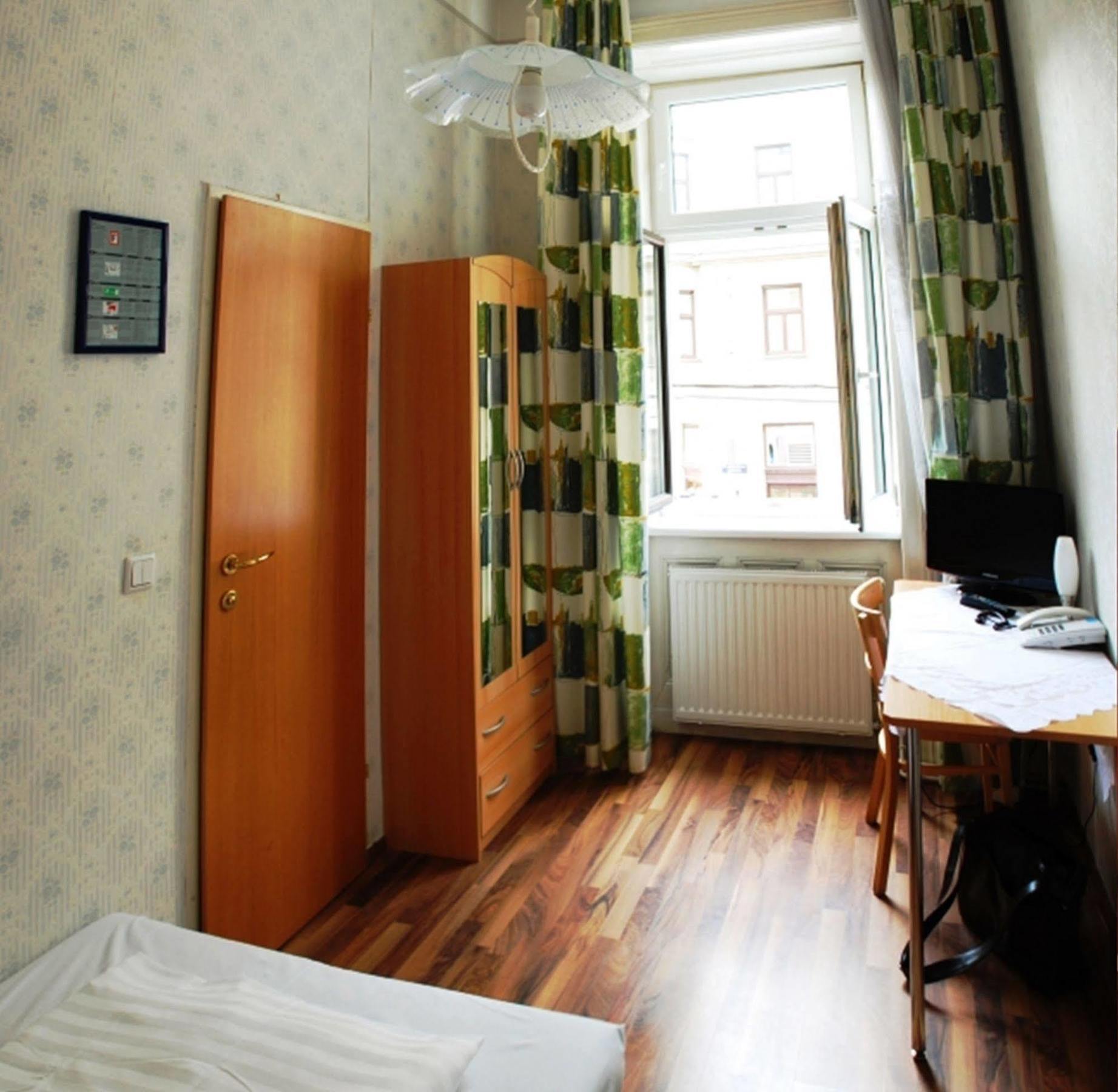 Hotel Pension Arpi Виена Екстериор снимка