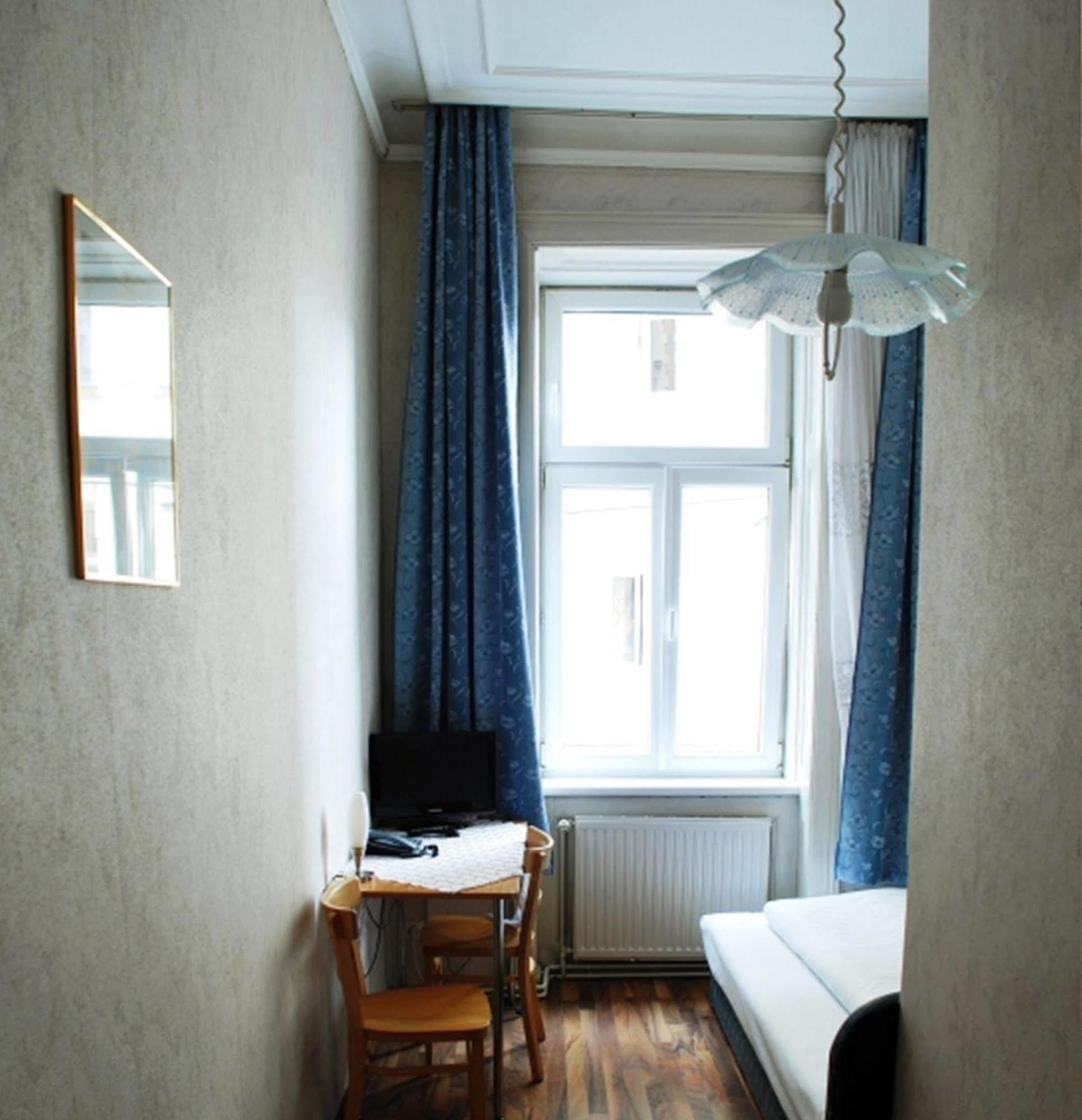 Hotel Pension Arpi Виена Екстериор снимка