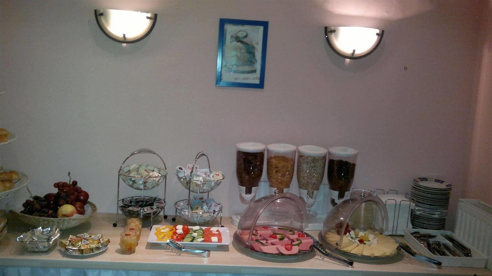 Hotel Pension Arpi Виена Екстериор снимка